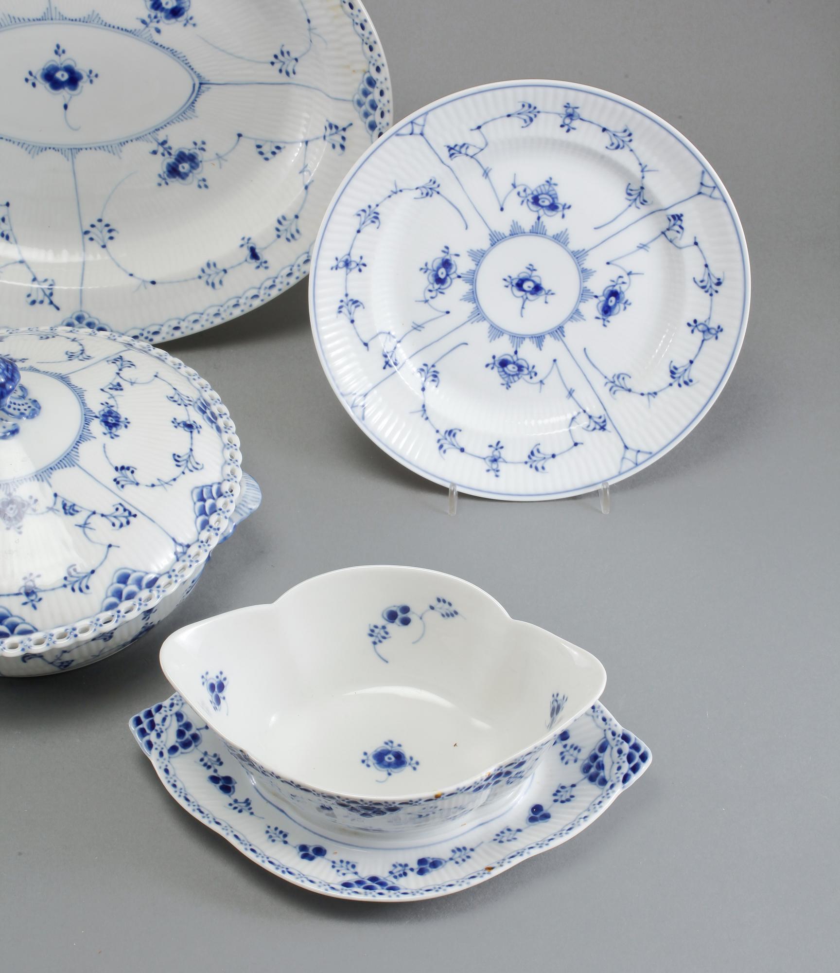 SERVISDELAR, 23 st, porslin, "Musselmalet", Royal Copenhagen, Danmark, 1900-talets andra hälft.