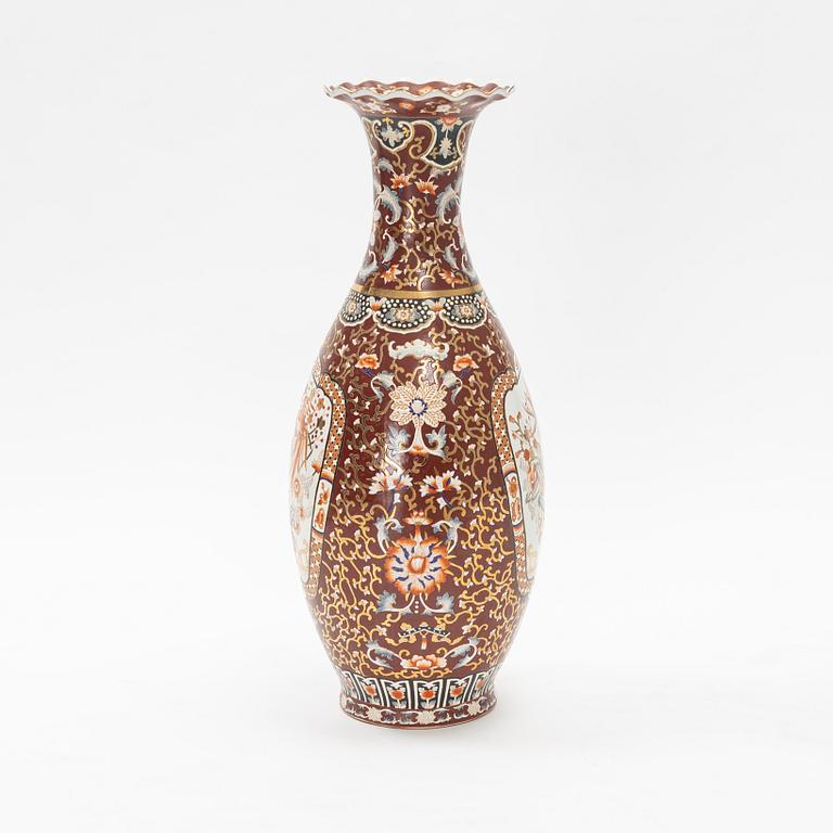 A porcelain urn, Japan, 20th century.