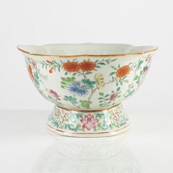 A Chinese famille rose serving dish, Qing dynasty, 19th century.