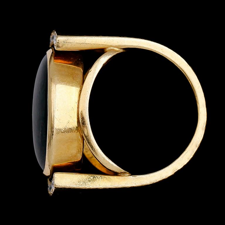 RING, 18 k guld, OC Stockholm 1986. Briljantslipade diamanter. Vikt ca 18,1 g.
