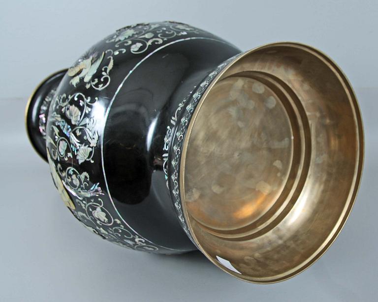 GOLVURNA, svartlackerad mässing, Kina, 1900-tal.