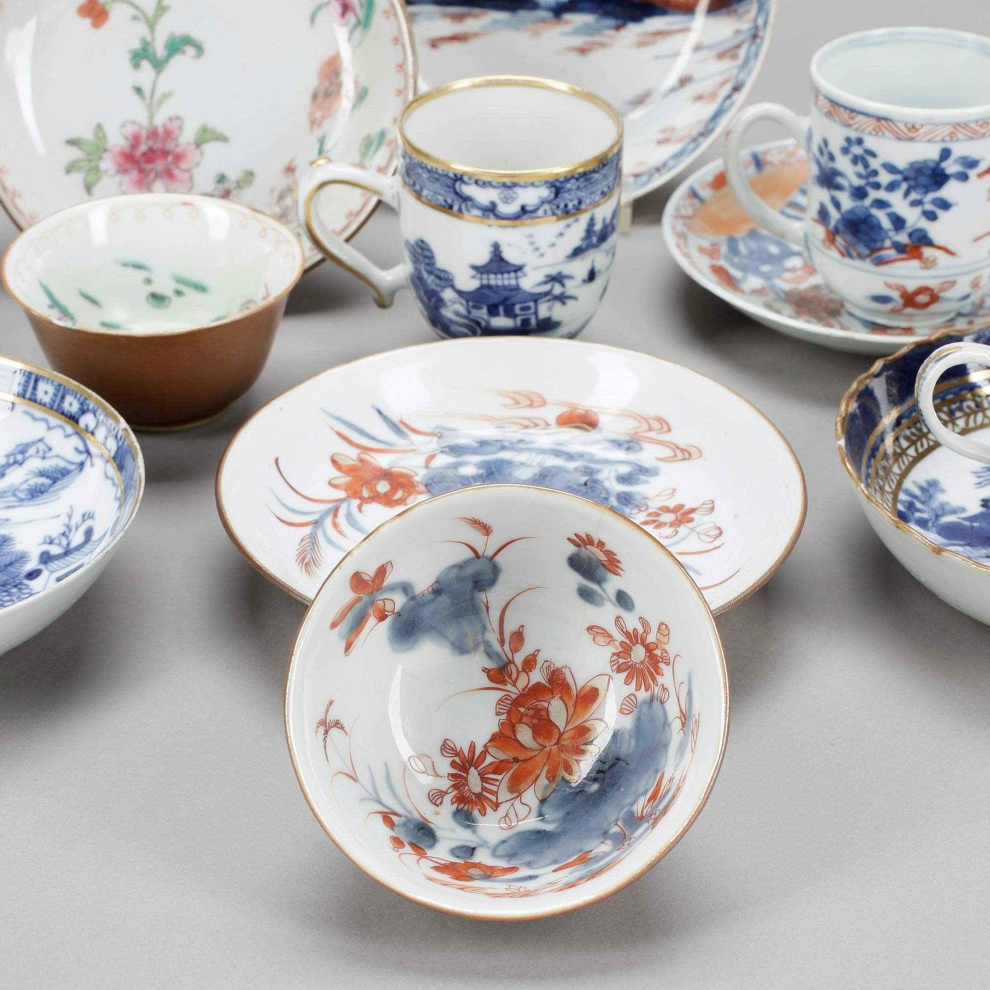 KOPPAR MED FAT, 7 st, porslin, Kina, Qing dynastin mestadels omkr år 1800.