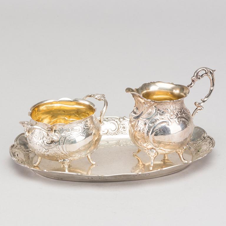 A Swedish 20th century parcel-gilt suger bowl and cream jar mark of Gewe Malmö 1951, tray included, height 6-8,5 cm.