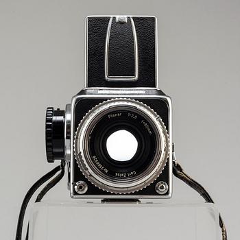 A Hasselblad 500 C with two lenses: Planar 1:2,8 80mm and Sonnar 1:5,6 250 mm.