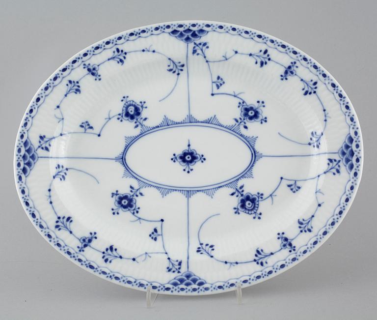 SERVISDELAR, 46 st, porslin, "Musselmalet", Royal Copenhagen, 1900-talets första hälft/mitt.