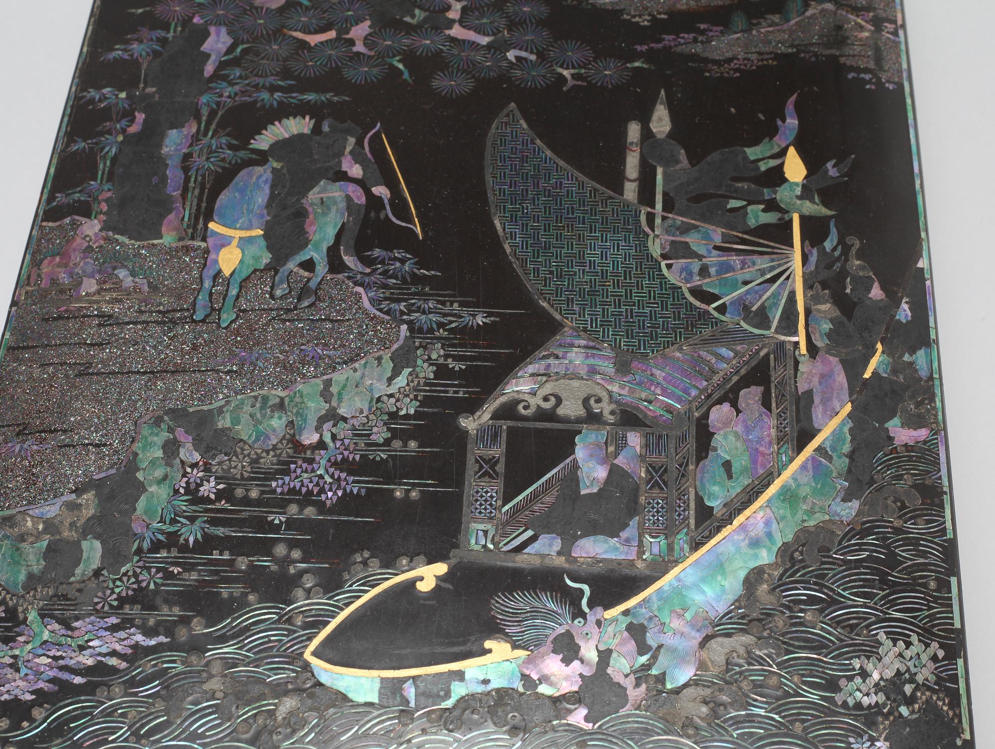 A Chinese lacquered box with cover, early 20th Century.