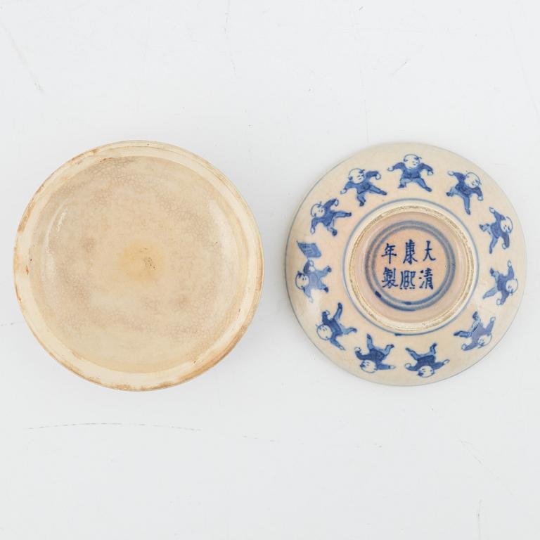Ask med lock, två stycken, tedosa, samt vas, porslin. Kina, 1700/1900-tal.