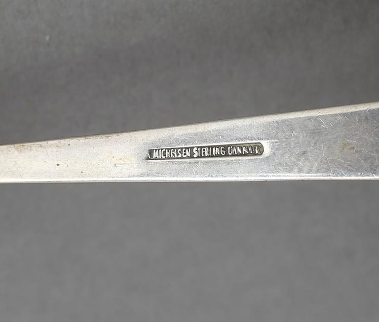 SALTKAR, ett par, samt SERVETTRING, sterlingsilver Danmark, bla Harald Nielsen för Georg Jensen. Vikt ca 60g.