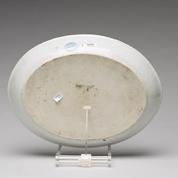 An armorial serving dish, Qing dynasty, Jiaqing (1796-1820).