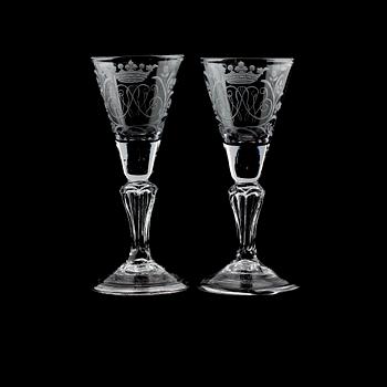 VINGLAS, 2 st, möjligen Kungsholms Glasbruk, 1700-tal.