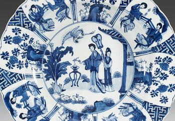 A blue and white charger, Qing dynasty, mark and period of Kangxi (1662-1722).