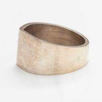 Pekka Piekäinen, Ring, sterlingsilver. Platinoro, Åbo 2007.