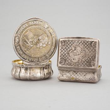 Two Swedish 19th Century silver boxes, one brobably made by Johan Lorenz Starin (master 1727-1762). Weight ca 164 g.