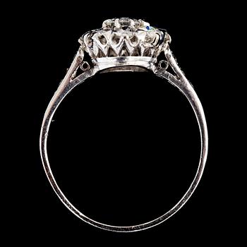 RING, platina, med gammalslipade diamanter, tot ca 0,56 ct. Stockholm 1947. Vikt 3,3 g.