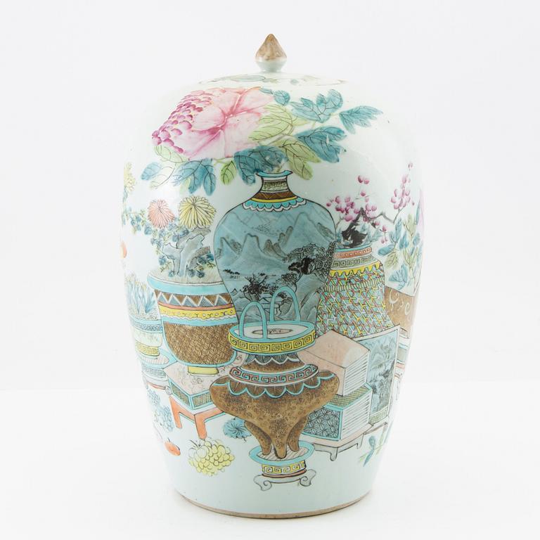 A Chinese jar with cover, early 20th century.