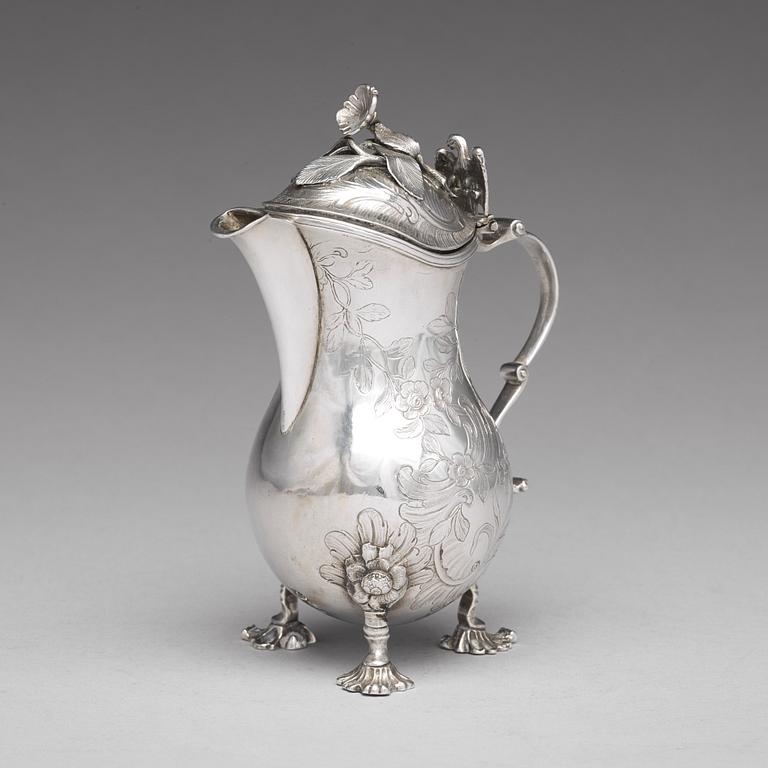 Johann Friedrich Mörck, dubbelslagen mästarstämpel, mjölkkanna, silver, (verksam i Mitau 1755-1790). Rokoko.