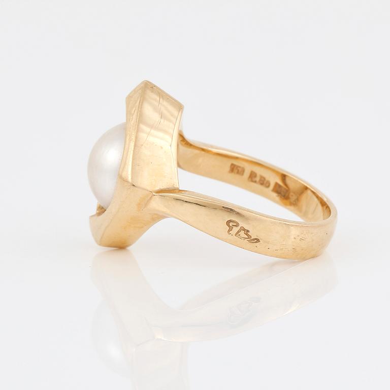 RING, 18K guld med mabepärla och briljantslipad diamant 0,10 ct, Per Borup. Vikt 9,32 g.