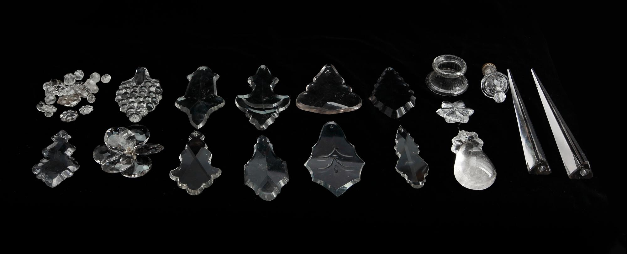LJUSKRONEDELAR, 25 st, glas och bergkristall, 1700/1800-tal.