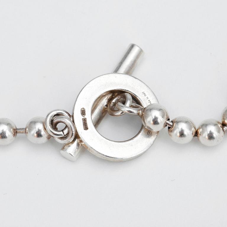 GUCCI, a silver chain necklace.