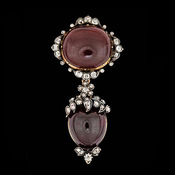 1092. BROSCH, granat med rosenslipade diamanter.