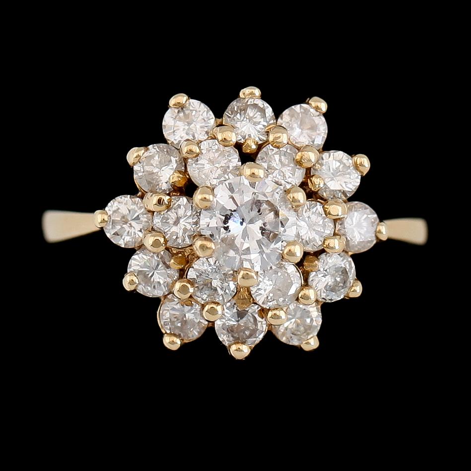 RING, 14K guld, 18 briljantslipade diamanter tot ca 1.50 ct. Total vikt ca 6 g.