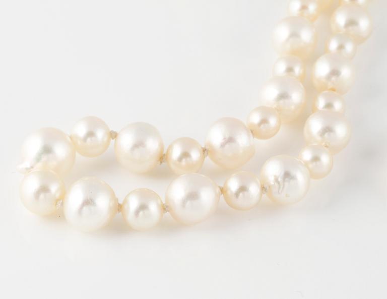 COLLIER, odlade pärlor med lås i 18K guld, GVH, Stockholm, 1943.