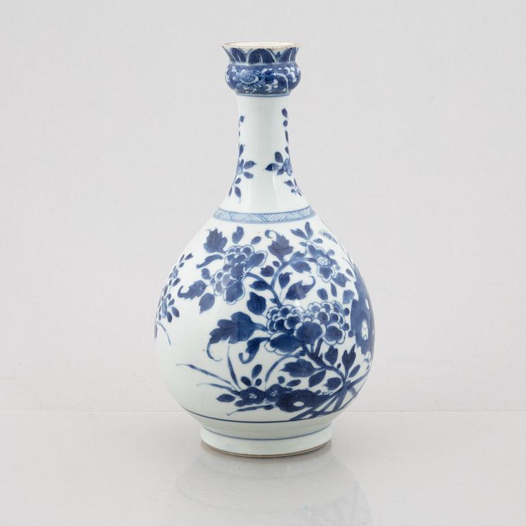 A blue and white porcelain vase, China, Qingdynasty, 19th century.