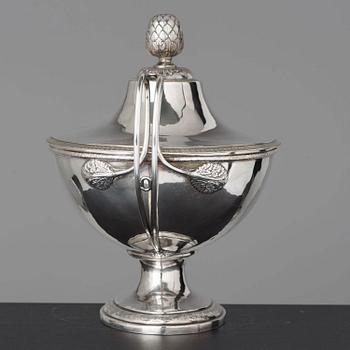 An English 19th Century silver plated tureen and cover.