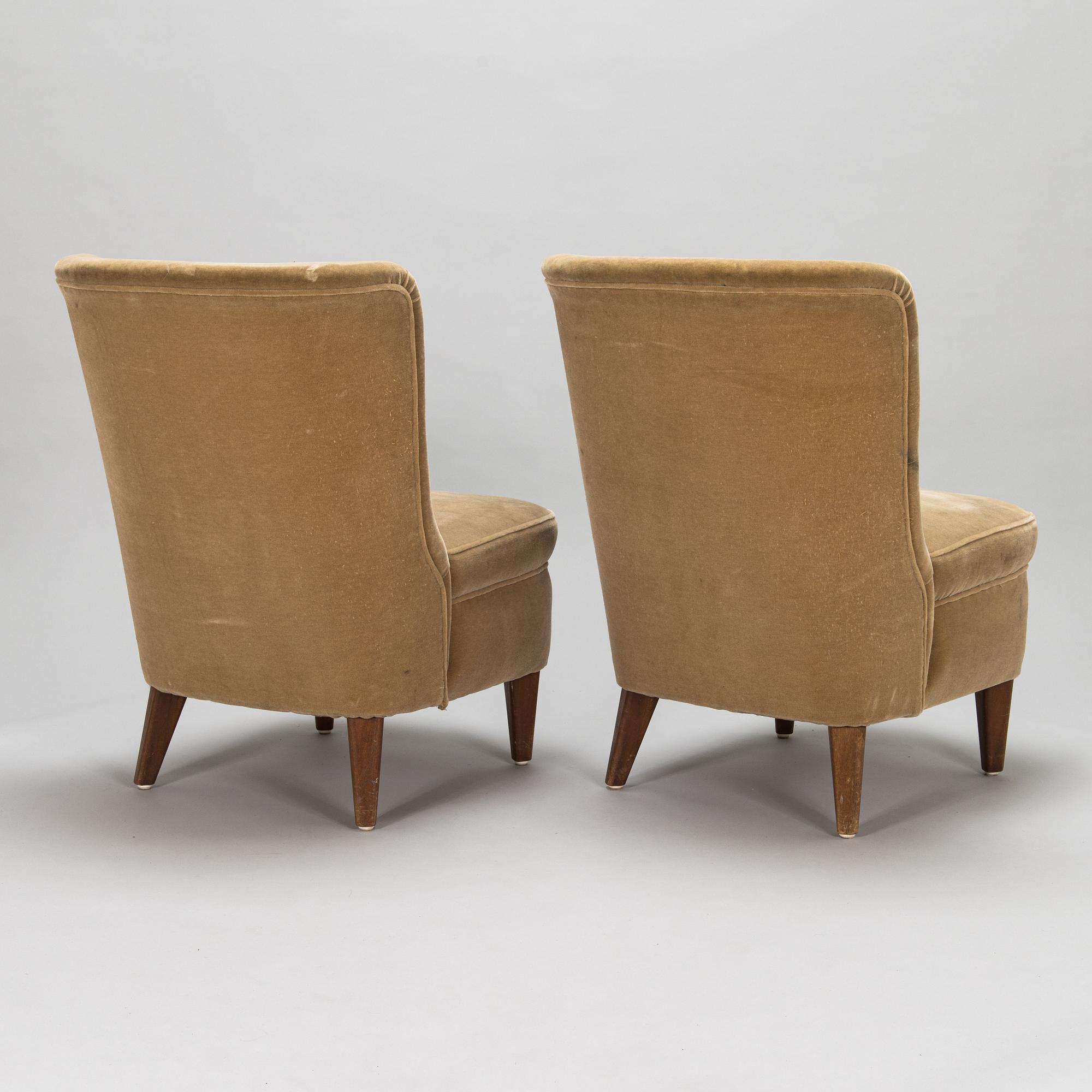A pair of 1950s armchairs.