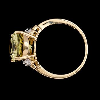 RING, 10K guld, kvartz samt diamanter.