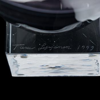 TARU SYRJÄNEN, a vase signed Taru Syrjänen 1999 Nuutajärvi.