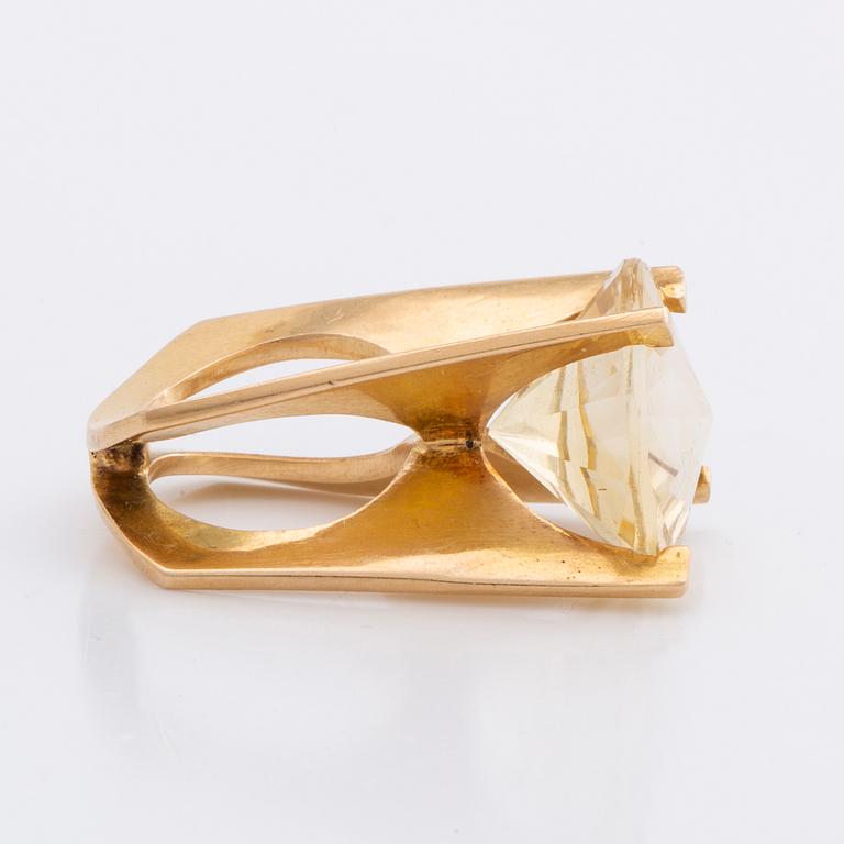 RING 18K gold with 1 citrin approx 18 x 18 mm, total weight 15 g, Stockholm 1967.