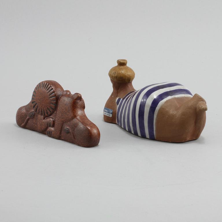 FIGURINER, 2 st, stengods, Lisa Larsson, Gustavsberg, 1900-talets andra hälft.