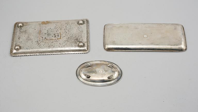 PENNFAT, 2 st, samt NÅLFAT, silver, 1900-talets första hälft, 395 gram.