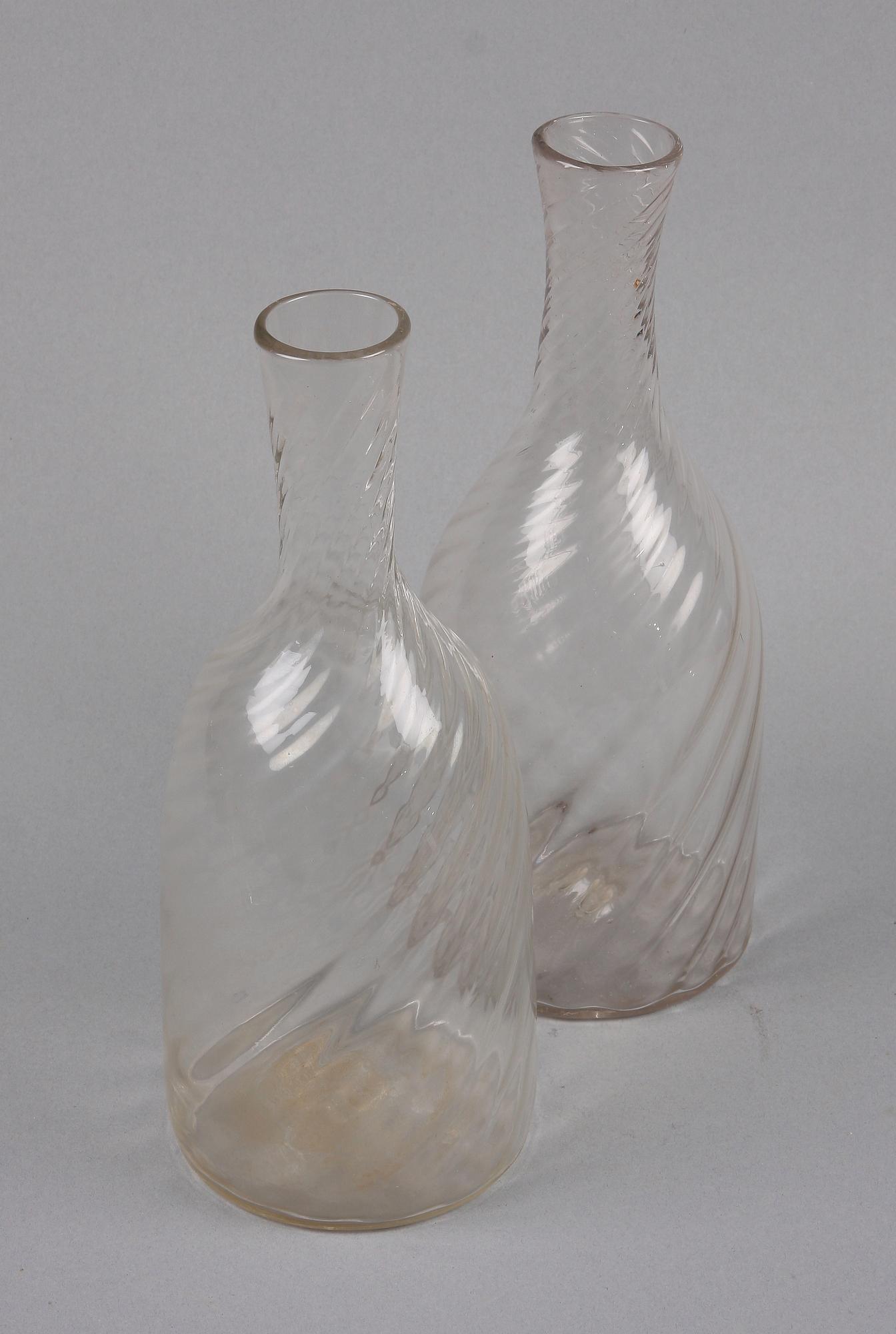 KARAFFER 2 st, glas, 1800-talets första hälft.