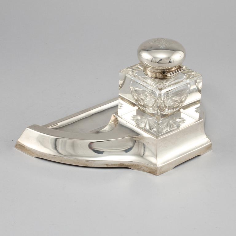 SKRIVBORDSGARNITYR, silver och glas, K. Andersson, Göteborg, 1915.