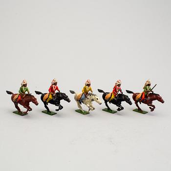 A lot of 30 toy pewter and Elastolin toy soldiers, middle/first half of the 20th century.