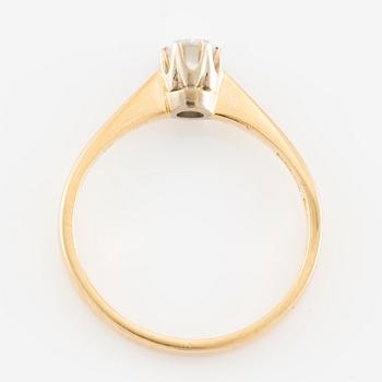 Ring in 18k gold set with a round brilliant-cut diamond.