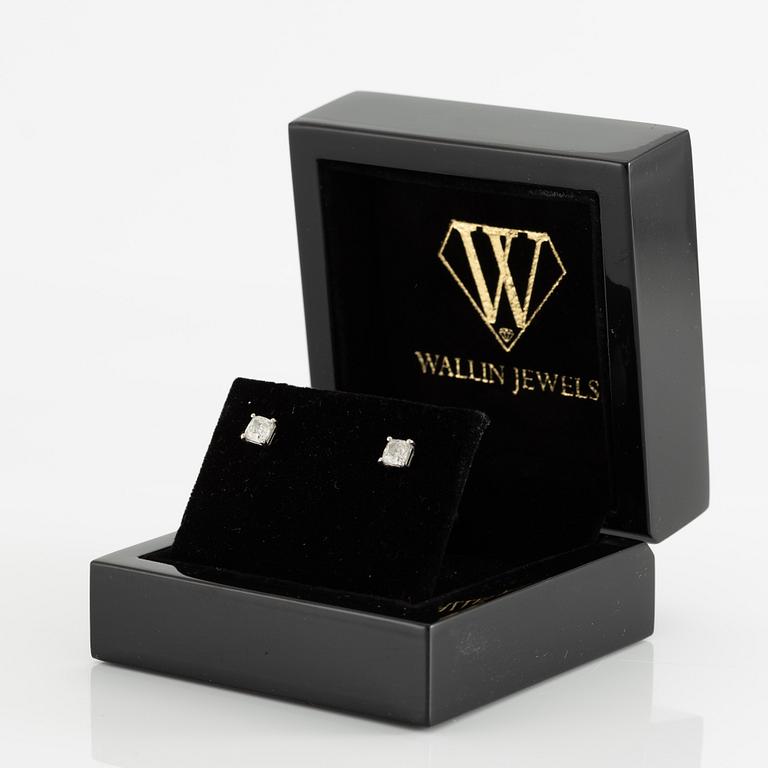 Earrings, 18K white gold with cushion-cut diamonds, total 1.01 ct. Accompanied by GIA dossier.