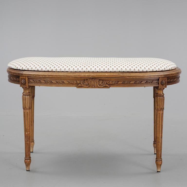 TABURETT, Louis XVI-stil, 1900-talets första hälft.