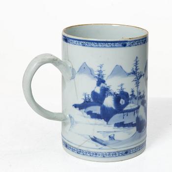 Mugg samt ytterfoder, porslin. Kina, Qingdynastin.