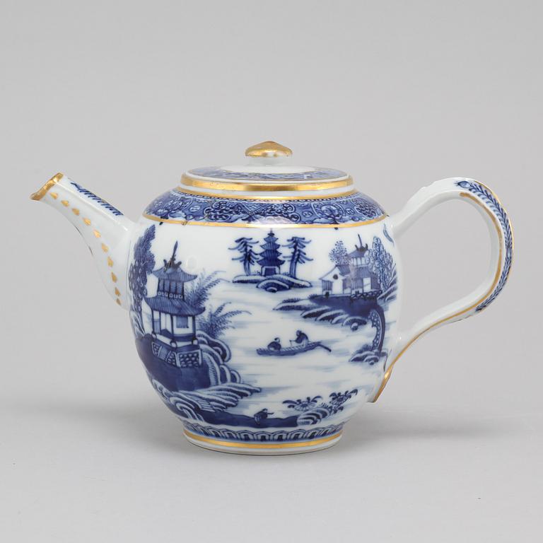 A late 18th century porcelian chinese teapot.