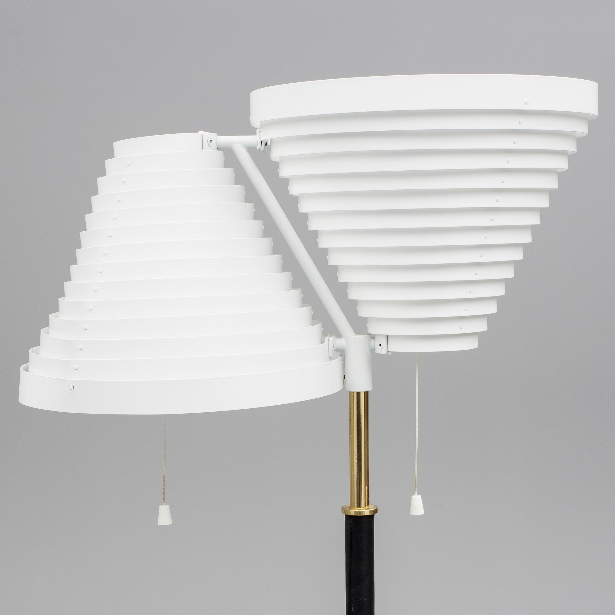 GOLVLAMPA, "modell A810", Alvar Aalto, Artek, Finland, 1900-talets andra hälft.