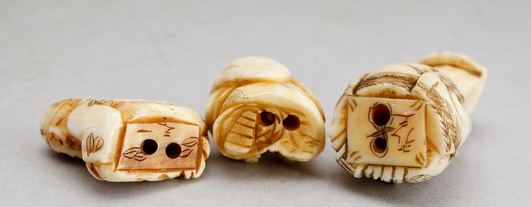 NETSUKER, 3 st, elfenben, Japan, 1800-tal.