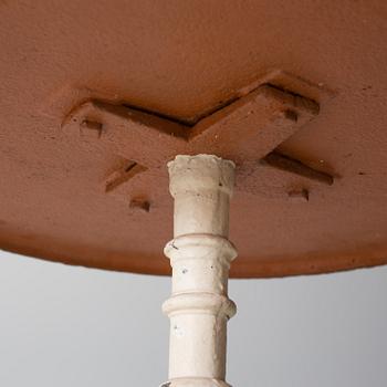 A pair of cast iron chais with wooden seats and a cast iron table, early 20th century.