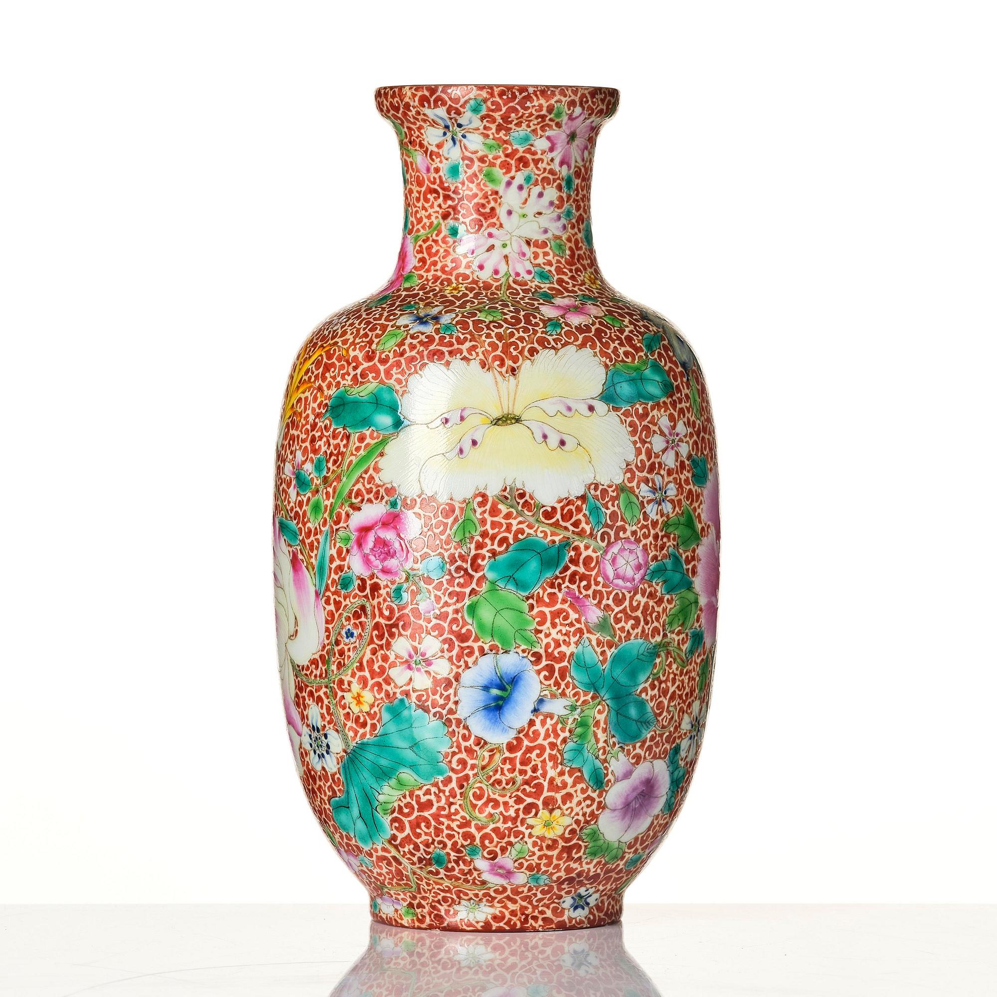 A Chinese vase, 20th century.