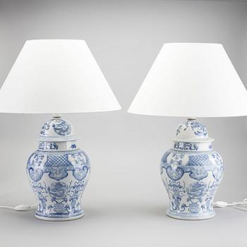 A pair of 20:t century lamps.