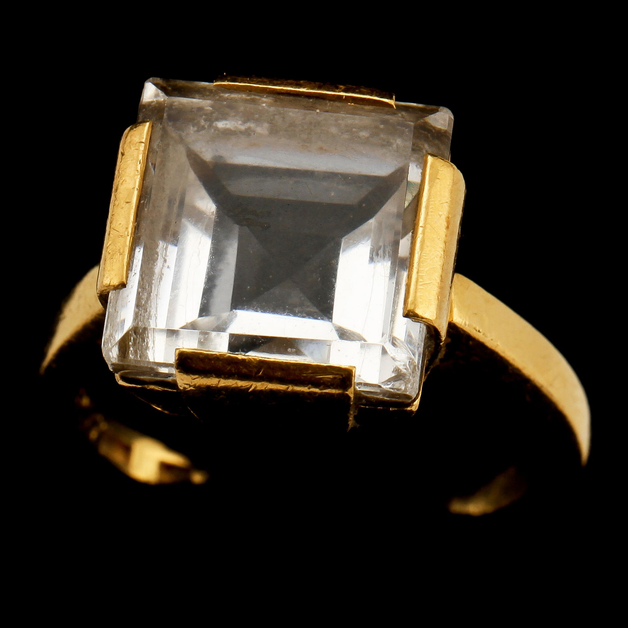 RING, 23k guld med fasettslipad bergkristall, Gustaf Fredrik Hallengren, Malmö, 1921. Vikt 13 g.