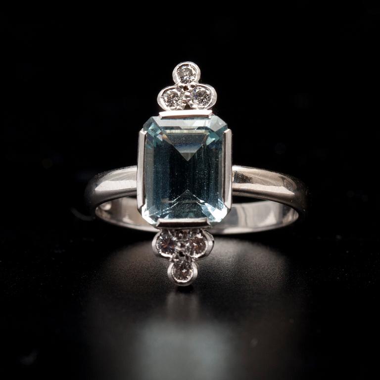 RING, vitguld 14K, trappslipade akvamariner, 6 briljantslipade diamanter. Mauno Valkeinen, Helsingfors 2003.