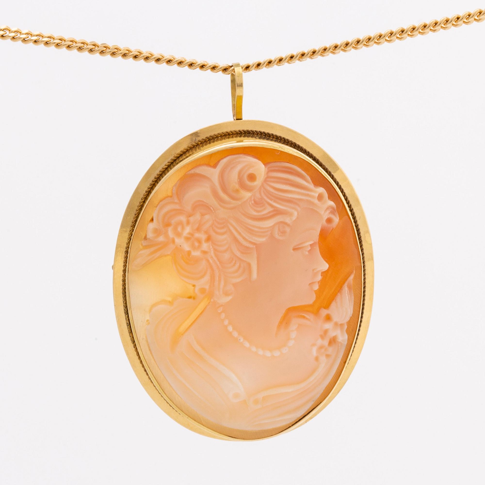 HÄNGE m kedja,18K guld med  snäckcamé ca 3 x 2 cm.